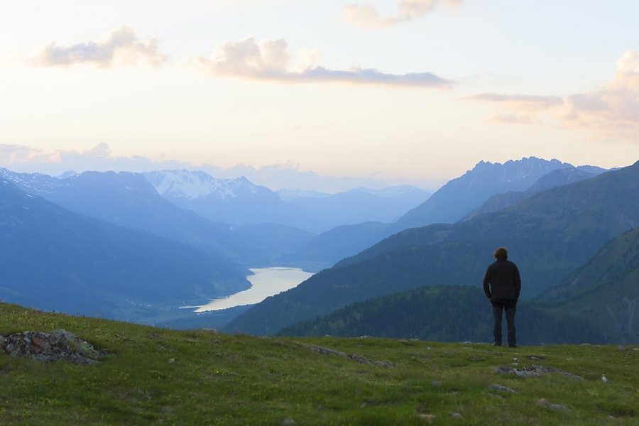 Wunderschöner Ausblick von oben auf den Reschensee Wunderschöner Ausblick von oben auf den Reschensee